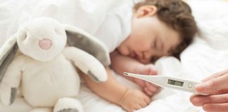 Niska temperatura u dziecka podczas snu – co oznacza? mierzenie temperatury u śpiącego dziecka