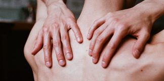 Masaż na spięte mięśnie. Co trzeba o nim wiedzieć? masaż na plecy