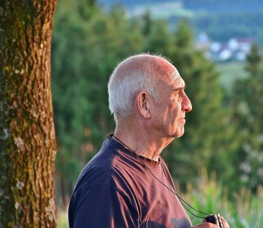 Jak opiekować się osobą starszą? O czym należy pamiętać, decydując się na opiekę nad seniorem w warunkach domowych? senior opieka