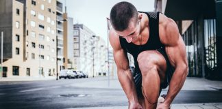 Rynek odżywek dla sportowców – czym się charakteryzuje i gdzie się zaopatrywać? biegacz biegnie do hurtowni odżywek