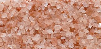 Peeling z soli himalajskiej – naturalna pielęgnacja skóry problematycznej w kąpieli relaksacyjnej Relaksacyjna sól do kąpieli z peelingiem złuszcza martwy naskórek i regeneruje skórę