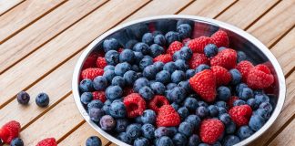 Antyoksydanty naturalne – źródła, właściwości i rola w walce z wolnymi rodnikami Antyoksydanty naturalne chronią komórki przed stresem oksydacyjnym i występują głównie w owocach