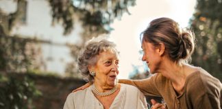 Całodobowa opieka seniora – jak taką zorganizować? opieka senior
