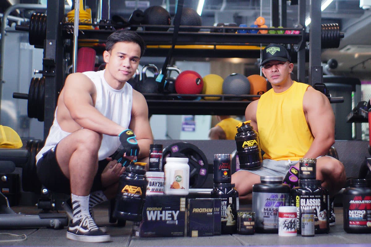 Przepis na shake proteinowy po treningu Shaker z gotowym shake'em proteinowym waniliowym obok jabłka i płatków owsianych