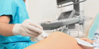 Kiedy ortopeda zleca USG stawów? Lekarz wykonujący USG kolana.