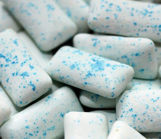 Szkodliwość gumy do żucia – 6 powodów, dla których powinieneś jej unikać guma do żucia szkodzi niezdrowa