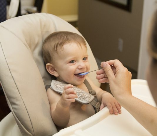 Zdrowe odżywianie u niemowlęcia – o czym pamiętać? zdrowe odżywianie dziecko niemowle