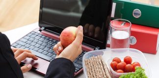 Zdrowe odżywianie a praca biurowa jedzenie w biurze co jeść w pracy.