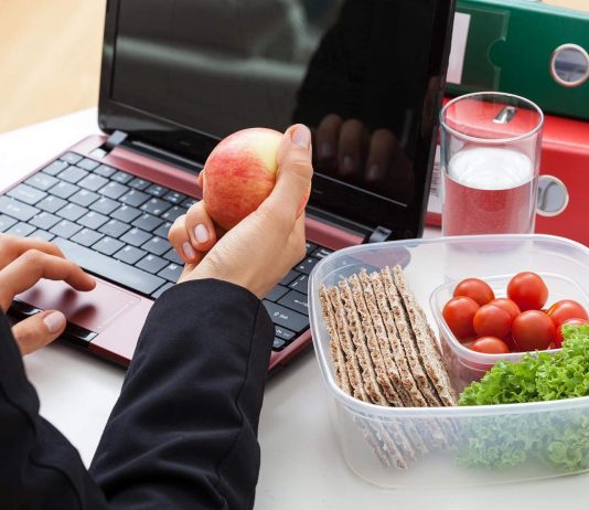Zdrowe odżywianie a praca biurowa jedzenie w biurze co jeść w pracy.