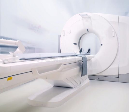 Tomografia komputerowa – na czym polega badanie i jak się do niego przygotować? tomogr