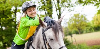 Zdowy kręgosłup a jazda konna – dobroczynny wpływ hipoterapii koń terpia kręgosłupa