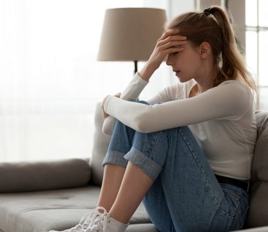 Objawy braku magnezu – co powinno być sygnałem do natychmiastowej reakcji? co na zdrowie i skurcze łydek?