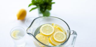 Jak wpływa na zdrowie domowa lemoniada? wyciskarka cytryn - witamina C