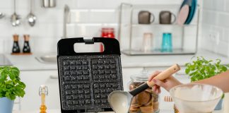 Z gofrownicy czy z frytkownicy? Poznaj nasze sposoby na desery przygotowywane przy użyciu tych urządzeń Kobieta nalewająca ciasto do gofrownicy