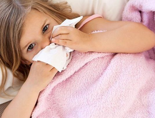 Alergia pokarmowa u niemowląt i małych dzieci – rozpoznanie i postępowanie dziecko jak ma alergię leży