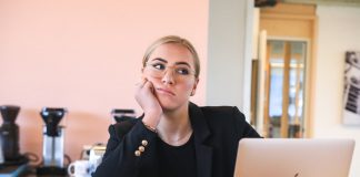 Jakie biurko do pracy jest najlepsze? zdrowe biurko do pracy