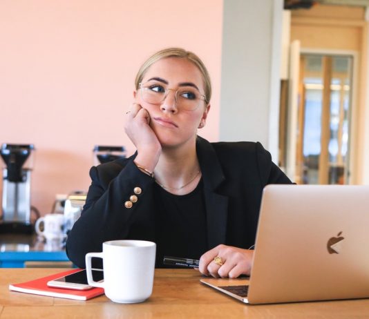 Jakie biurko do pracy jest najlepsze? zdrowe biurko do pracy