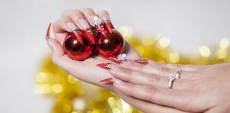 Manicure na sylwestra. Jak dobrać odcień lakieru do stylizacji? sylwester manicure
