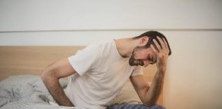 Jak pozbyć się kaca? Sprawdzone sposoby na kaca leczenie kaca człowiek