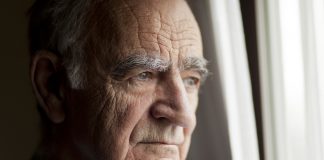 Trudna decyzja. Kiedy oddać seniora do domu opieki? senior w domu opieki