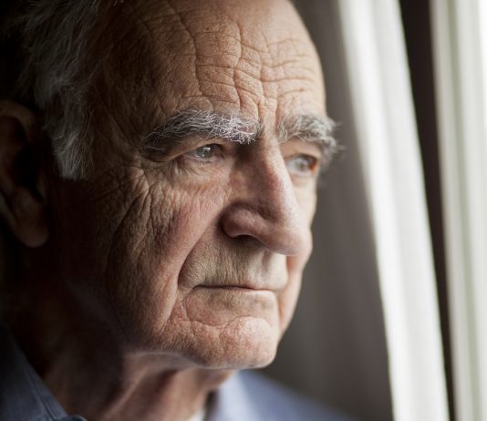 Trudna decyzja. Kiedy oddać seniora do domu opieki? senior w domu opieki