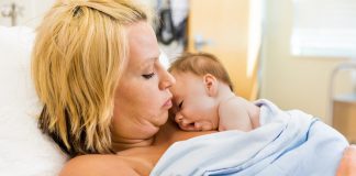 Czym jest kangurowanie i na czym ono polega? Sprawdź! kangurowanie z dzieckiem dla zdrowia