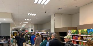 Ataki paniki z agorafobią – dlaczego ludzie boją się niektórych miejsc? ludzie w kolejce