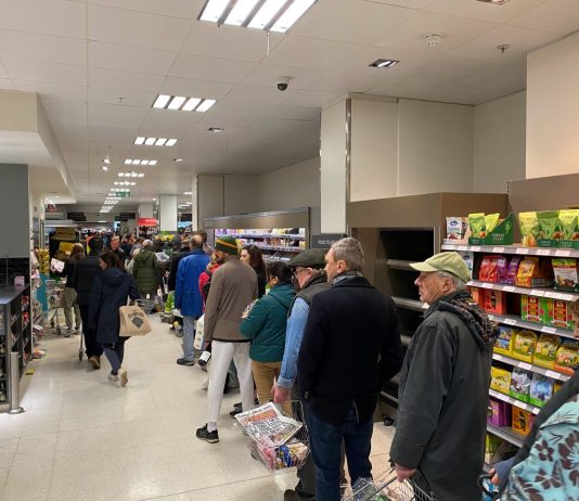 Ataki paniki z agorafobią – dlaczego ludzie boją się niektórych miejsc? ludzie w kolejce