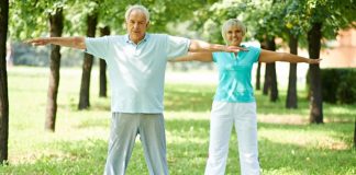 Wytrąceni z równowagi – jak ćwiczenia na równowagę mogą nam pomóc? ludzie ćwiczący równowagę ciała