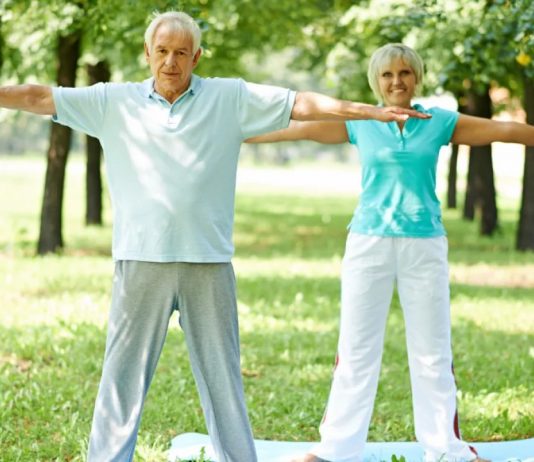 Wytrąceni z równowagi – jak ćwiczenia na równowagę mogą nam pomóc? ludzie ćwiczący równowagę ciała