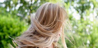Dlaczego wypadają nam włosy? Poznaj najczęstsze przyczyny wypadanie włosów co zrobić i jak zaradzić