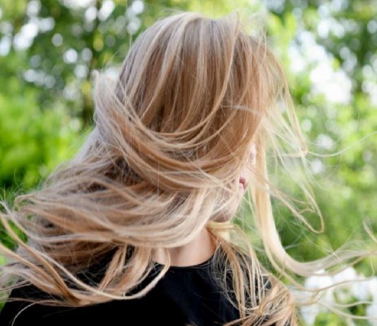 Dlaczego wypadają nam włosy? Poznaj najczęstsze przyczyny wypadanie włosów co zrobić i jak zaradzić