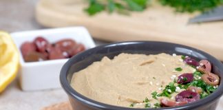 Humus z oliwkami i suszonymi pomidorami – przepis zdrowy hummus do jedzenia przepis