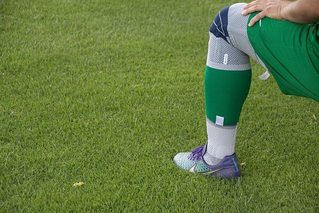 kolano piłkarza podczas gry - poddawane dużym przeciążeniom