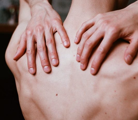 Masaż na spięte mięśnie. Co trzeba o nim wiedzieć? masaż na plecy