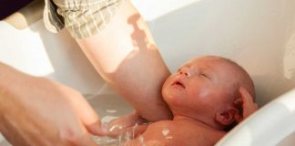 Co dwie mamy to nie jedna – jak często kąpać dziecko zdrowe mycie dziecka wanienka