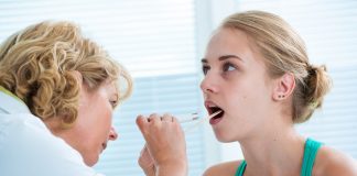 Pleśniawki u dorosłych – skąd się biorą i jak je leczyć? pleśniawki lekarz kobieta doktor