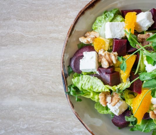 Catering dietetyczny – czym jest i czy warto się na niego zdecydować? catering dieta talerz