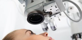 W jakim wieku można wykonać laserową korekcję wzroku? Korekcja wzroku. Pacjentka na sali operacyjnej podczas zabiegu