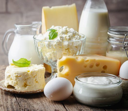 Tłuszcz mleczny – czy należy wykluczyć go z diety? mleczne przetwory jedzenie