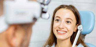Bezpłatne badanie słuchu. Na czym polega i kiedy warto je wykonać? lekarz badający słuch kobiety