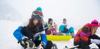 Jak dobrać sprzęt snowboardowy? dziewczyny na snowboardzie