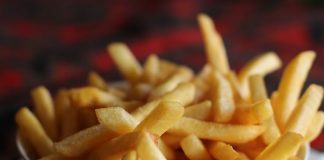 Przekąski na imprezę i wieczór filmowy – co warto wybrać? przekąska goście