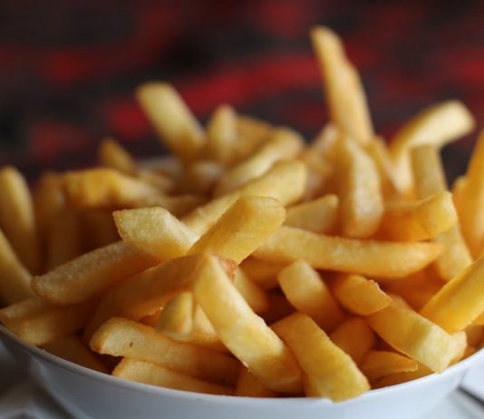 Przekąski na imprezę i wieczór filmowy – co warto wybrać? przekąska goście