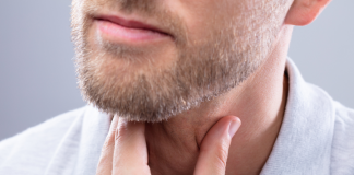 Na co zwrócić uwagę, kupując leki na ból gardła? bolące gardło mężczyzna