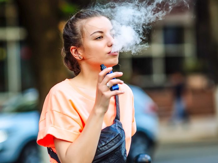 kobieta paląca e papieros rak tabletki