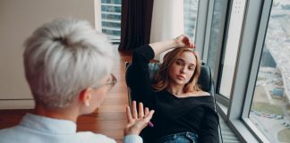 Choroba afektywna dwubiegunowa: różne typy choroby, które warto odróżniać u siebie lub osób bliskich chora pacjentka