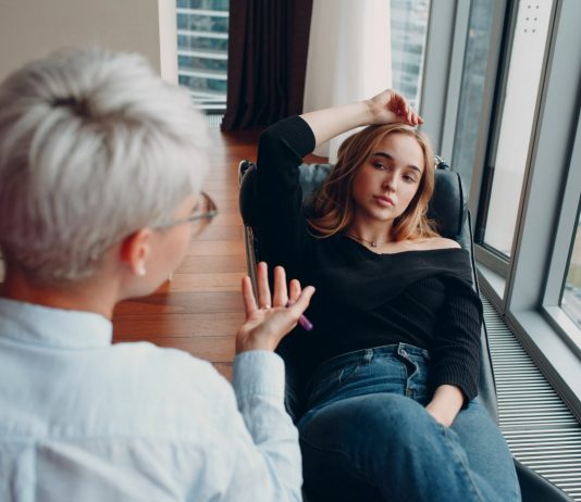 Choroba afektywna dwubiegunowa: różne typy choroby, które warto odróżniać u siebie lub osób bliskich chora pacjentka