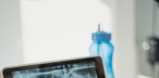 Aparaty ortodontyczne dla osób w każdym wieku ortodonta bada