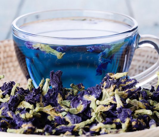 Niebieska herbata z klitorii (ternateńska) – herbaciane niebo w kubku Herbata niebieska - klitoria